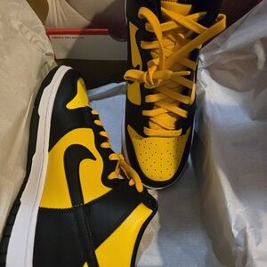 Nike Dunk Hi Retro Sneakers